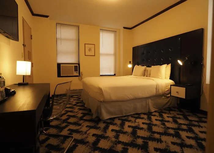 Night BroadwayAlbergo